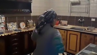 یک Milf آسیایی وحشی با یک گل میخ سیاه سوار می شود.