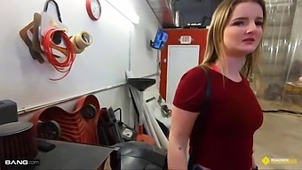 Seorang Wanita Pirang Berlekuk Menggunakan Layanan Seksual Untuk Membayar Biaya Mekanik Di Sisi Jalan.