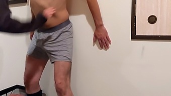 المرأة التي تضحك وتضرب غشاء الرجل بقوة أو تثقب وتلعب!